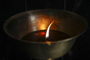 Да запалиш свещица е по-лесно отколкото да проклинаш тъмнината